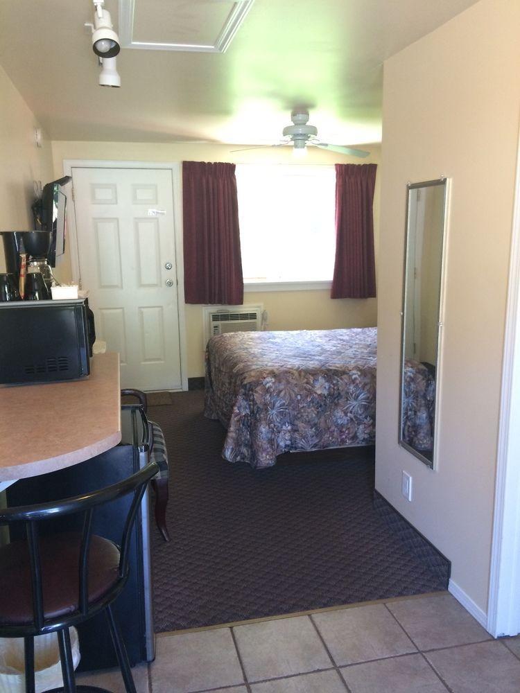 Johnny'S Motel Grand Forks Extérieur photo